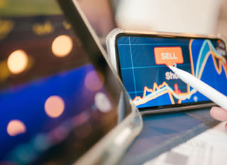 Opções de Bitcoin, Ethereum e forex sendo analisadas por um trader que atua em vários mercados