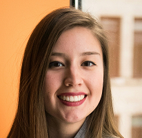 Retrato de Victoria Lawson, CFO e liderança de uma empresa do setor de operações financeiras